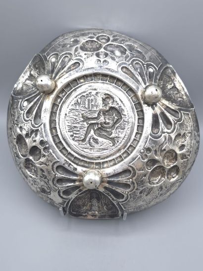 Coupe en argent à décor en plein du dieu...