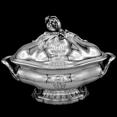 Soupière en argent de forme ovale à décor...