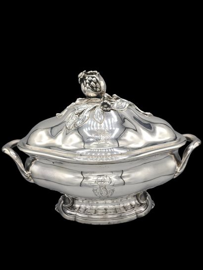 Soupière en argent de forme ovale à décor...