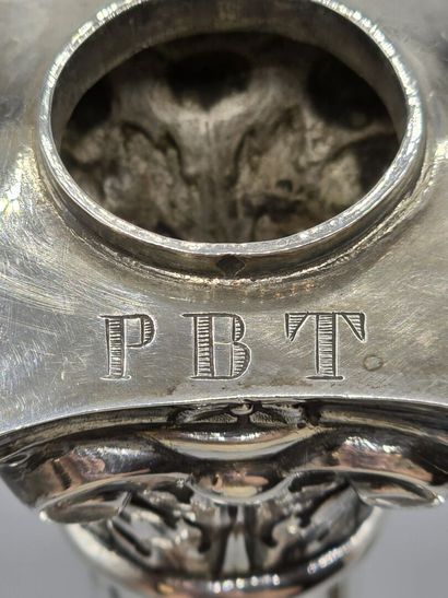 Paire de bougeoirs en argent. 
Le fût en...