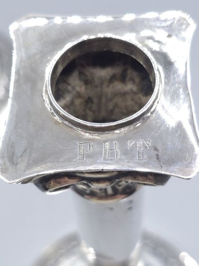 Paire de bougeoirs en argent. 
Le fût en...