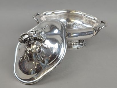Soupière en argent de forme ovale à décor...