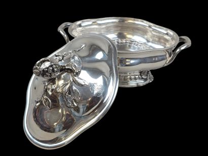 Soupière en argent de forme ovale à décor...