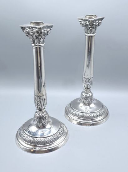 Paire de bougeoirs en argent. 
Le fût en...