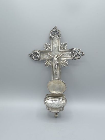 Bénitier en argent. 
Décor d'une croix finement...