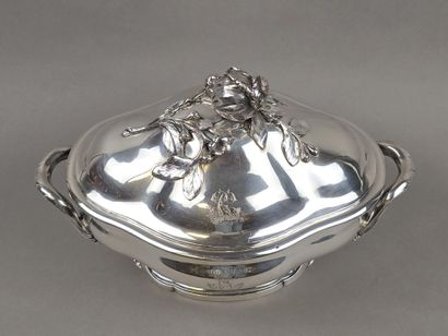 Soupière en argent de forme ovale à décor...