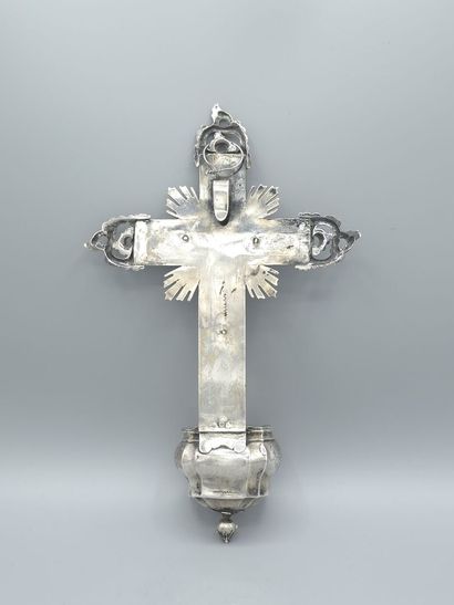 Bénitier en argent. 
Décor d'une croix finement...