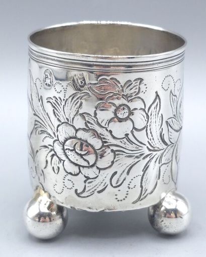Petit gobelet en argent
Décor gravé de fleurs...