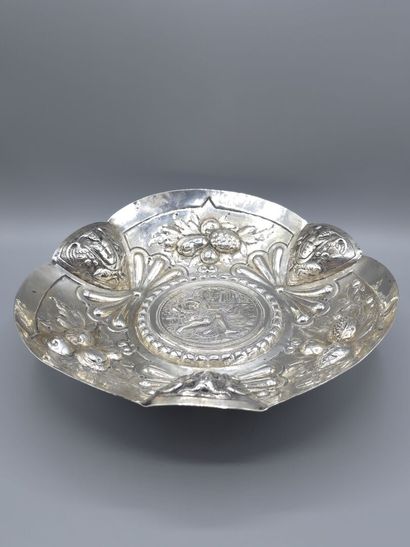 Coupe en argent à décor en plein du dieu...