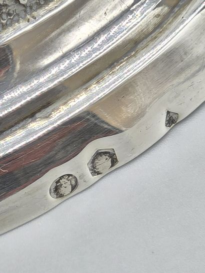Paire de bougeoirs en argent. 
Le fût en...