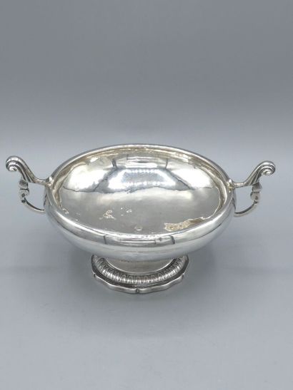 Coupe de mariage en argent de style XVIIIeme.
Pose...