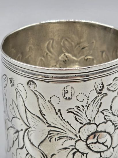 Petit gobelet en argent
Décor gravé de fleurs...