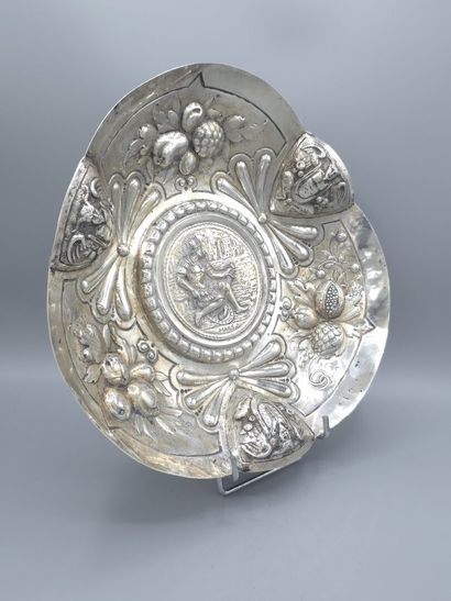 Coupe en argent à décor en plein du dieu...
