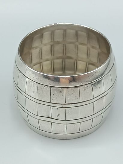 Silver napkin ring imitating a barrel (dents).
Minerve...