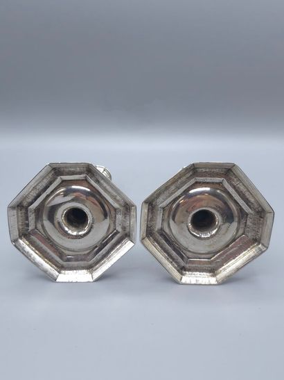 Paire de bougeoirs de toilette en argent.
Fûts...