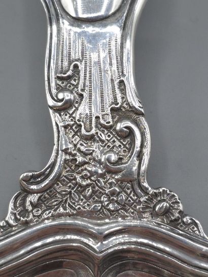 Bougeoir à main en argent.
Manche orné de...
