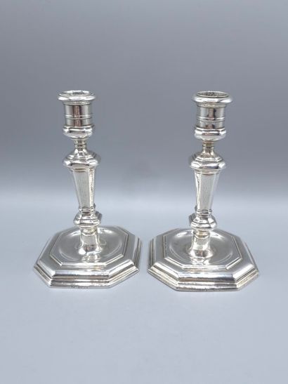Paire de bougeoirs de toilette en argent.
Fûts...
