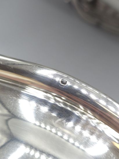 Soupière en argent de forme ovale à décor...