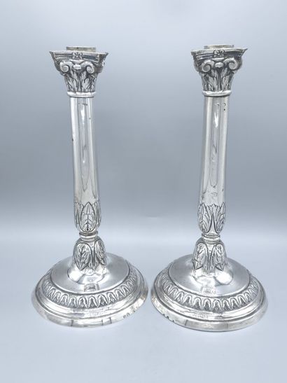 Paire de bougeoirs en argent. 
Le fût en...