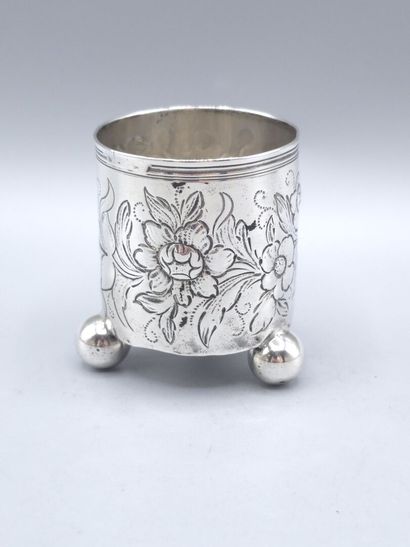 Petit gobelet en argent
Décor gravé de fleurs...