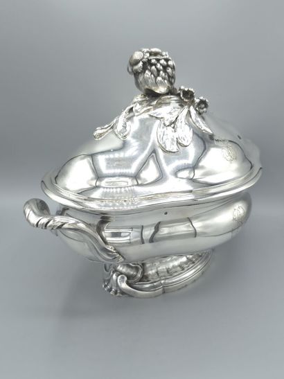 Soupière en argent de forme ovale à décor...