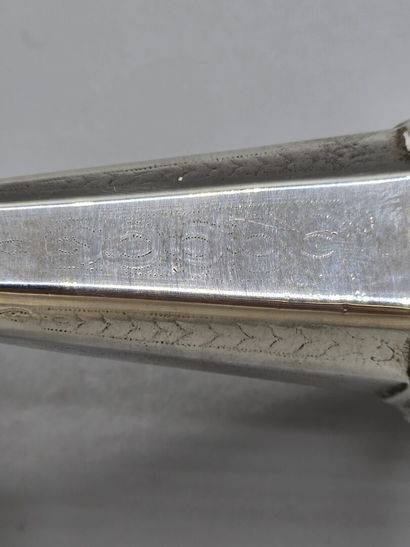 Paire de bougeoirs de toilette en argent.
Fûts...