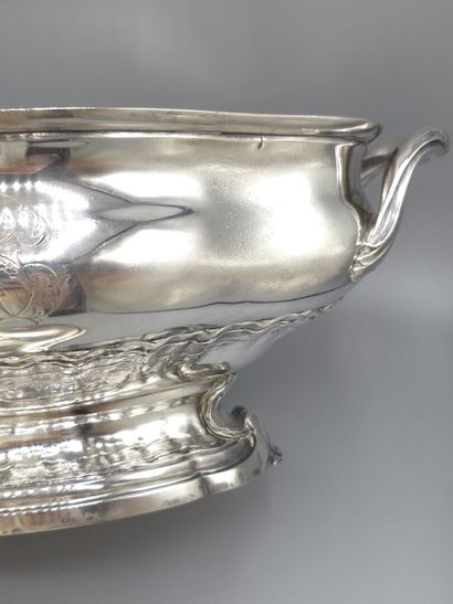 Soupière en argent de forme ovale à décor...
