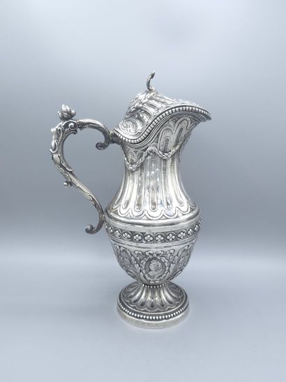 Aiguière couverte en argent. 
Décor sur le...