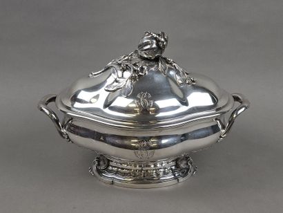 Soupière en argent de forme ovale à décor...