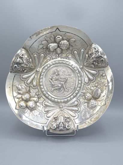 Coupe en argent à décor en plein du dieu...