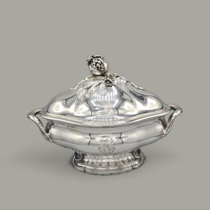Soupière en argent de forme ovale à décor...