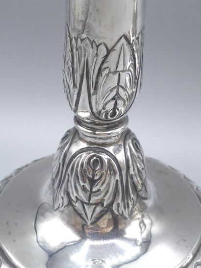 Paire de bougeoirs en argent. 
Le fût en...