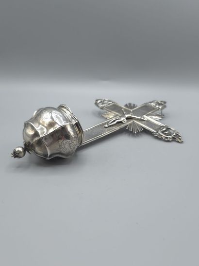 Bénitier en argent. 
Décor d'une croix finement...