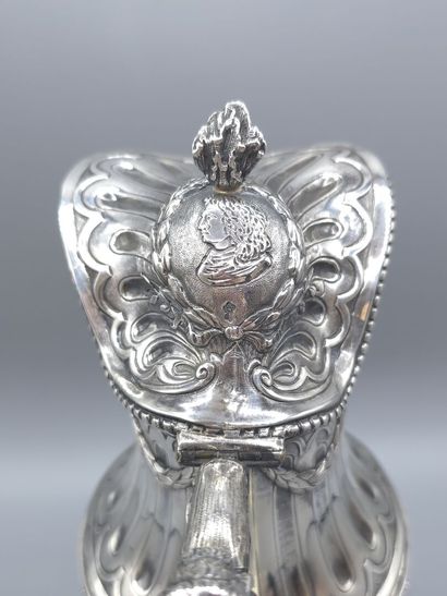 Aiguière couverte en argent. 
Décor sur le...