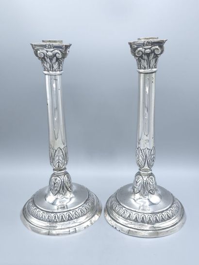 Paire de bougeoirs en argent. 
Le fût en...