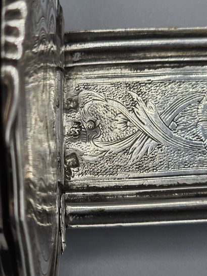 Bénitier en argent. 
Décor d'une croix finement...