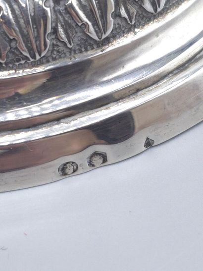 Paire de bougeoirs en argent. 
Le fût en...