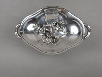 Soupière en argent de forme ovale à décor...
