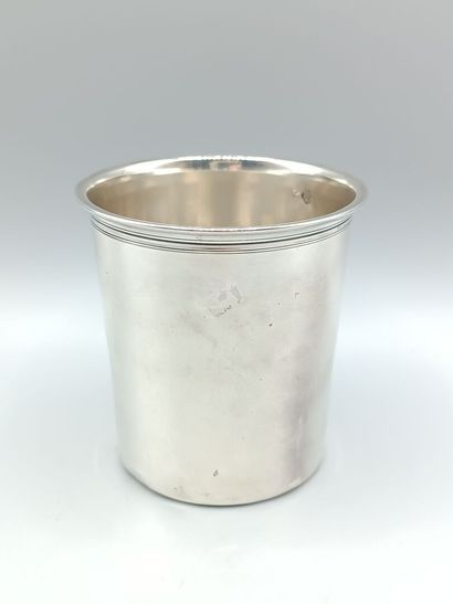 Timbale en argent de modèle uni orné de doubles...