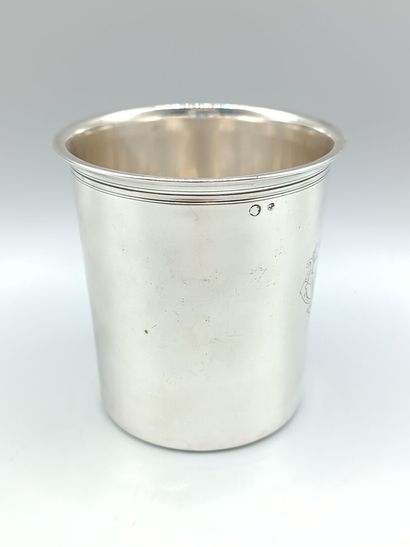 Timbale en argent de modèle uni orné de doubles...