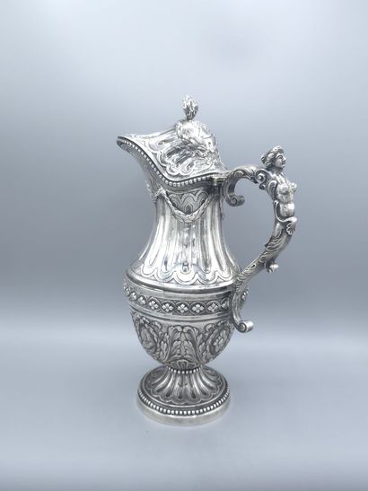 Aiguière couverte en argent. 
Décor sur le...