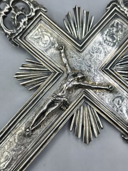Bénitier en argent. 
Décor d'une croix finement...