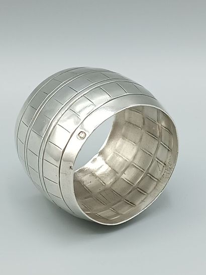 Silver napkin ring imitating a barrel (dents).
Minerve...