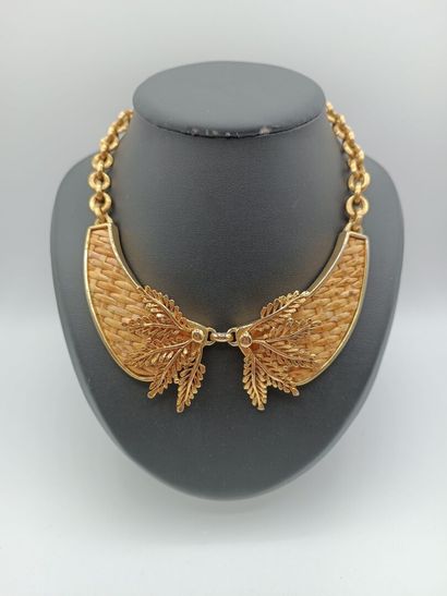 Collier plastron orné de deux éléments articulés....