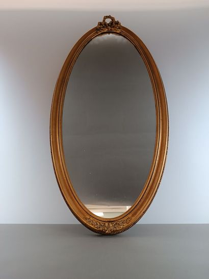 Miroir de forme oblongue en bois et stuc...