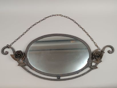 Miroir en fer forgé patiné à vue ovale.
Monture...