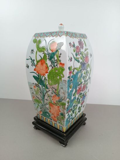 CHINE
Potiche en porcelaine polychrome à...