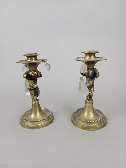 Paire de bougeoirs en bronze figurant des...