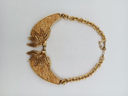 Collier plastron orné de deux éléments articulés....