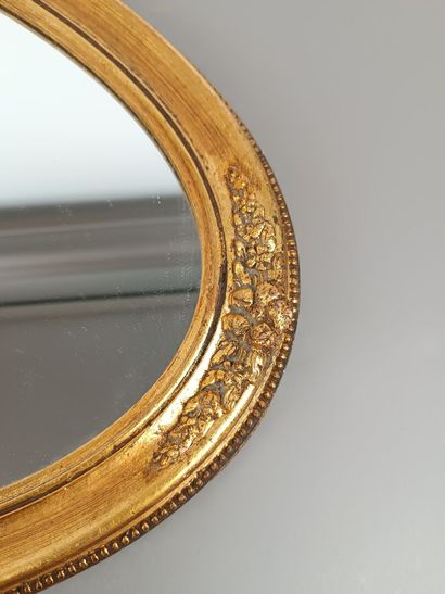 Miroir de forme oblongue en bois et stuc...
